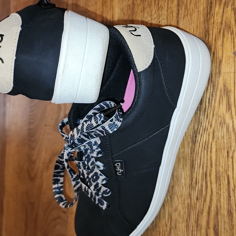 Ryka Viv Classic Black Low Top Sneakers with Patterned Laces - Picture 3 of 5